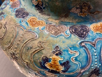 Een Chinese fahua vaas met boeddhistische leeuwen, Ming